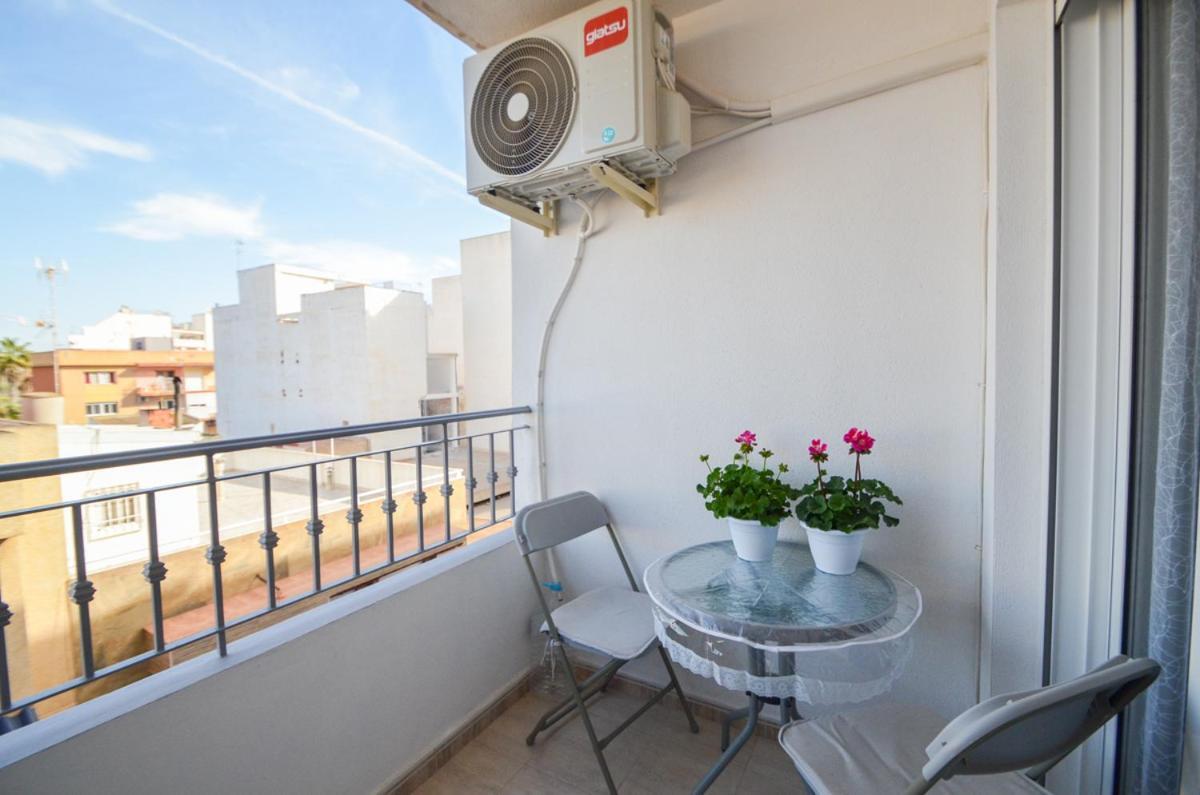 Schoene Wohnung Mit Pool , Wi-Fi Und Privat Garage Torrevieja Bagian luar foto